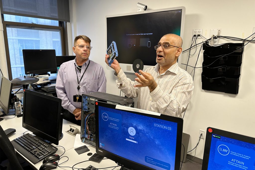 News 73 Joseph Garofalo (left) and Prakash Bhatia in the SUNY ATTAIN lab at GMHC.